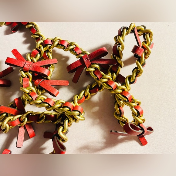 Coach red leather/chain bow handbag strap - Picture 3 of 5